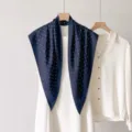 Foulard en soie bleu marine à pois, châle triangulaire élégant pour femmes, accessoire de mode. - 135x80cm / RY-12