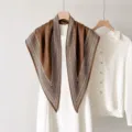 Foulard triangulaire cachemire marron pour femmes, châle élégant et écharpe polyvalente. - 135x80cm / RY-04