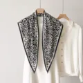 Chic foulard triangulaire motif leopard noir et blanc, petit châle polyvalent pour femme. - 135x80cm / RY-15