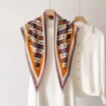Foulard triangulaire en soie avec imprimé chaîne élégant, châle chic pour femmes. - 135x80cm / RY-18