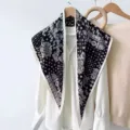 Foulard triangulaire cachemire noir et blanc, élégant châle pour femmes, accessoire polyvalent. - 135x80cm / RY-08