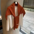 Jersey de punto blanco con conjunto de chal de lana naranja, estilo casual chic. - Chal Plano de Lana / Naranja