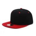 Gorra de hip hop negra y roja con visiera plana, snapback elegante y moderna para estilo urbano. - Ajustable / Copa Negra Visera Roja