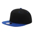 Clásica gorra de béisbol snapback en negro y azul con ala plana para hombres y mujeres. - Ajustable / Copa Negra Visera Azul Real