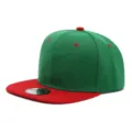 Gorra de béisbol snapback verde y roja con visera plana para un estilo urbano casual. - Ajustable / Copa Verde Visera Roja