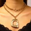 Moderna collana dorata a doppio strato con ciondolo geometrico e catena da clavicola. - Doppio Strato Oro KC Stile (14)