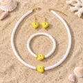 Set van witte zachte klei kralen ketting, armband en oorbellen met gele hartjes in strandstijl. - Set 5