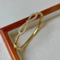 Möbiusband Strass Stil / 4mm Breit / Gold