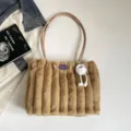 Mit Anhänger / Khaki