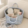 Blanc avec fleurs bleues