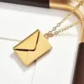 Umschlag mit Postkarten-Text Love You / Gold