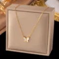 Weiße Muschel Schmetterling Halskette (X106) / Gold