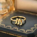 Buchstabe M / Gold