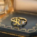 Buchstabe R / Gold