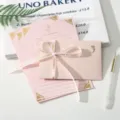 4 Feuilles de Papier + 1 Enveloppe (Rose Métal) + 1 Ruban + 1 Stylo