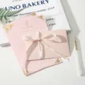 4 Feuilles de Papier + 1 Enveloppe (Unie) + 1 Ruban + 1 Stylo
