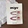 Détail de deux barrettes à carreaux rouges avec oursons tricotés crème et nœuds rouges - Clip BB Lapin Brodé Carreaux Rouges (261011)