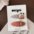 Pinzas de tela sobre una tarjeta: bordado de cuadros y pinza color óxido con detalle redondo beige - Juego de Clip BB de Conejo Bordado (261014) / Pack de 2