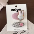 Dos pinzas de tela sobre una tarjeta blanca: conejo bordado rosa y cuadros marrones con botón rosa. - Juego de Clip BB de Conejo con Botón (261014) / Pack de 2