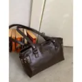 Bolso tote de hombro de cuero sintético marrón oscuro, textura fruncida, tachuelas y asas dobles - Sin colgante / Café