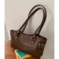 Bolso tote marrón de cuero sintético con doble asa y detalles de tachuelas plateadas - Sin colgante / Marrón