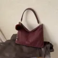 Bordeauxrode gestreepte schoudertas van textiel met bijpassend hengsel en zachte pomponhanger - Stijl Met Hanger / Rood