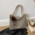 Grijsbruine gestreepte stoffen schoudertas met bruine hengsels en pluizige pomponhanger - Stijl Met Hanger / Khaki