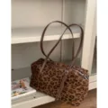 Bolso bandolera de ante con estampado de leopardo, asas marrones y cremallera plateada - Sin colgante / Leopardo Café