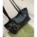 Bolso tote negro de aspecto PU, con asas largas, tachuelas y un colgante de estrella marrón - Con Colgante / Negro