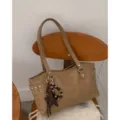 Bolso tote de hombro color caqui, acabado mate efecto piel, con tachuelas y colgante de estrella - Con Colgante / Caqui