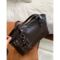 Bolso tote bandolera de cuero sintético marrón oscuro, con tachuelas, estrella y cuentas - Con Colgante / Café