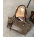 Bolso tote marrón de cuero sintético con asas dobles, tachuelas, dije de estrella y cuentas - Con Colgante / Leonado