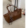 Bolso tote marrón de piel sintética con tachuelas, dos asas y un colgante de estrella con cuentas - Con Colgante / Marrón