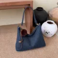 Donkerblauwe gestreepte schoudertas met wolachtige stof, goudkleurige details en een pomponhanger - Stijl Met Hanger / Blauw