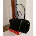 Bolso de hombro negro efecto ante, amplio y flexible, con correa larga de cuero y cremallera plateada - Sin colgante / Negro