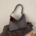 Grijze gestreepte schoudertas met donkerbruine imitatielederen rand en pluizige pompon - Stijl Met Hanger / Maillard Koffie