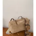 Bolso bandolera beige de ante con asas de cuero marrón y colgante de osito de peluche - Con Colgante / Caqui