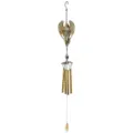 Engelflügel-Anhänger mit goldfarbenen Klangröhren und kleinem Pendel vor weißem Hintergrund - Engel Gelb (Aluminiumrohr-Stil)