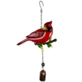 Glanzende rode vogel op een groene tak, met metalen bel, ketting en haak tegen een witte achtergrond. - Zijwaarts Staand Belmodel / Luchtkussenfolie Verpakking