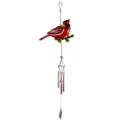 Cardenal rojo posado en una rama sobre tubos metálicos de campana y un colgante con forma de hoja. - Estilo Tubo Aluminio Lateral