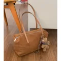 Bolso de hombro marrón efecto ante, forma de cojín, con cremallera plateada y colgante de osito - Con Colgante / Marrón