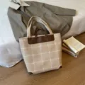 Beigefarbene karierte Tragetasche mit weißen Linien, dunkelbraunen Ledergriffen und Eckbesatz - 30*15*33cm / Khaki