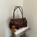 Bolso marrón de piel sintética tipo almohada, con doble asa, cierre de cremallera y dije de osito - 34*12*18 / Sin colgante / Marrón (PU)
