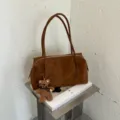 Bolso marrón de aspecto ante con doble asa, cierre de cremallera y un pequeño oso de peluche colgante - 34*12*18 / Sin colgante / Gamuza Marrón