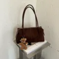 Bolso de hombro marrón oscuro de ante sintético, con dos asas, cremallera y colgante de osito - Gamuza Marrón