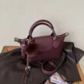 Sac à main bordeaux rayé avec rabat en similicuir, poignées, bandoulière et pompon décoratif - Sans pendentif / 20x9x14cm / Rouge