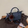 Sac à main bleu marine en tweed rayé, rabat et poignées aspect cuir, bandoulière réglable et pompon - Sans pendentif / 20x9x14cm / Bleu