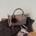 Sac tissé rayé brun et taupe, avec rabat en similicuir, anses et pompon décoratif - Sans pendentif / 20x9x14cm / Kaki