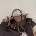 Petit sac à main rayé marron, rabat en cuir, pompon duveteux et bandoulière amovible - Sans pendentif / 20x9x14cm / Brun Mocha