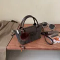Petit sac à main en tweed rayé brun foncé, avec rabat en cuir, anses et pompon en fourrure - Café Maillard
